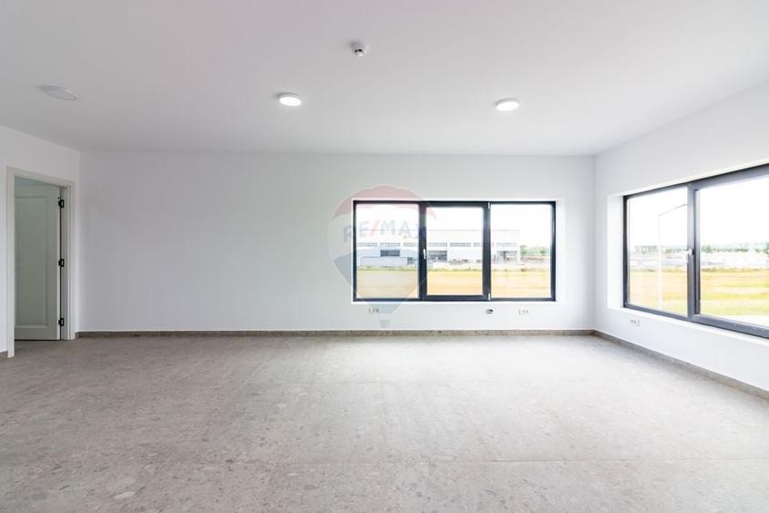 Spațiu comercial, de 560 mp, în Balotești