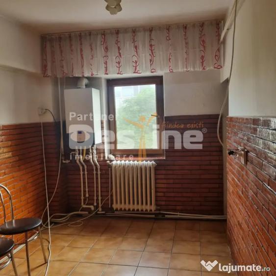 Apartament cu 3 camere semidecomandat în 5 Călărasi