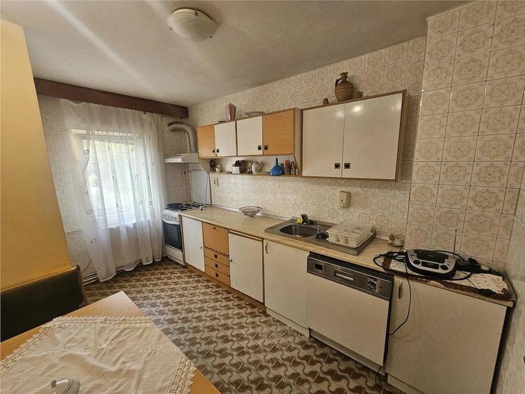 Apartament cu 4 camere decomandat în Micro IV