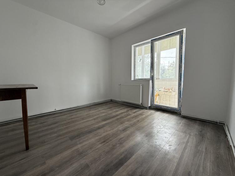 Apartament cu 3 camere decomandat, mobilat în Lipovei