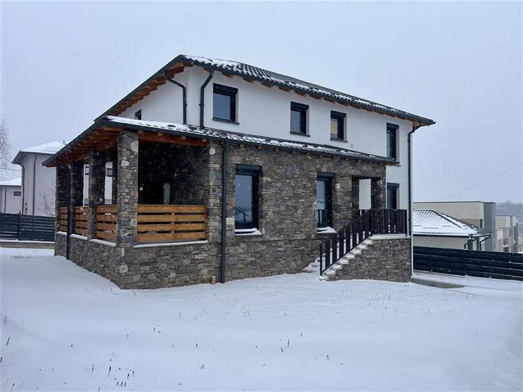 Casă individuală cu 6 camere cu Garaj în Valea Adâncă
