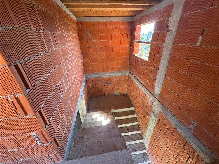 Casă cu 4 camere cu Garaj în Livada de Bihor
