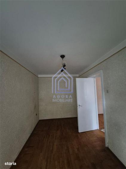Apartament cu 3 camere decomandat în Roșu