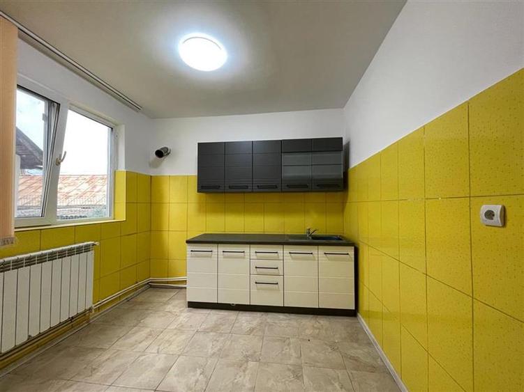 Casă individuală cu 4 camere cu Canalizare în Monumentului