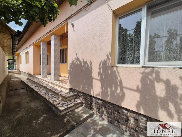 Casă individuală cu 4 camere cu Canalizare în Est