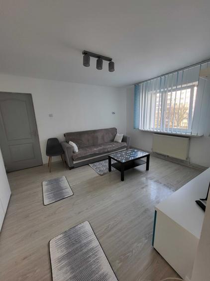 Apartament cu 2 camere semidecomandat în Micro 6
