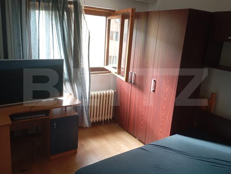 Apartament cu 3 camere semidecomandat, mobilat în Micro 11