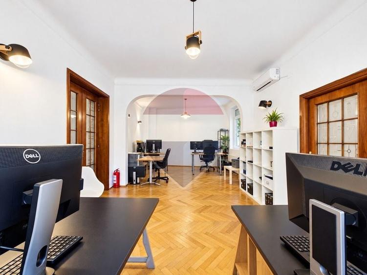 Apartament cu 5 camere semidecomandat, mobilat în Moșilor