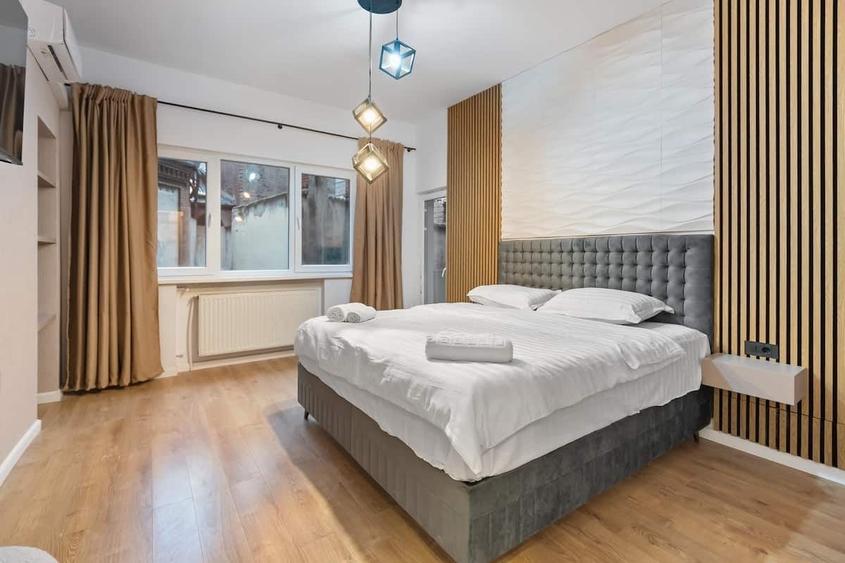Apartament cu 5 camere decomandat, mobilat în Magheru
