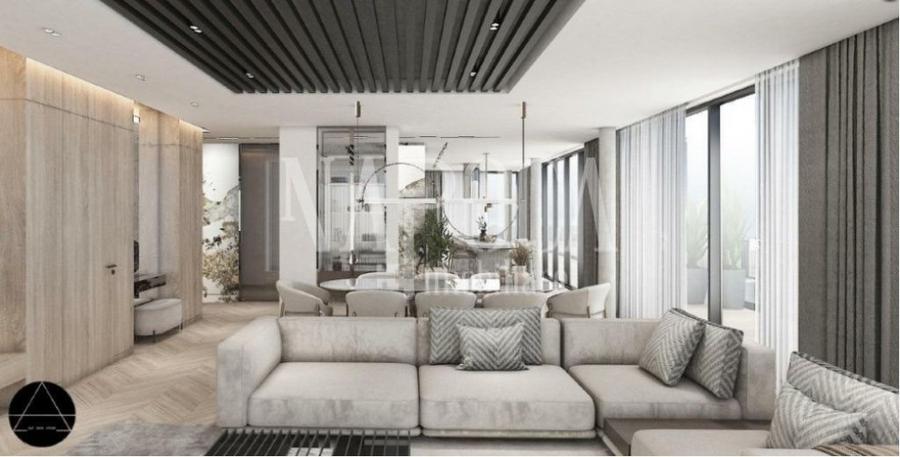 Penthouse cu 3 camere decomandat în Central