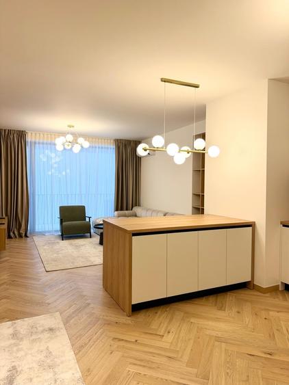 Apartament cu 3 camere semidecomandat în P-ța Victoriei