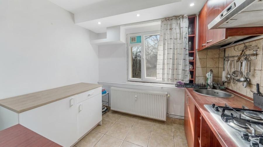 Apartament cu 3 camere semidecomandat, mobilat în Berceni
