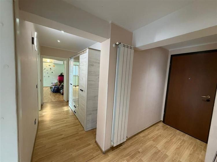 Apartament cu 4 camere decomandat, mobilat în Est