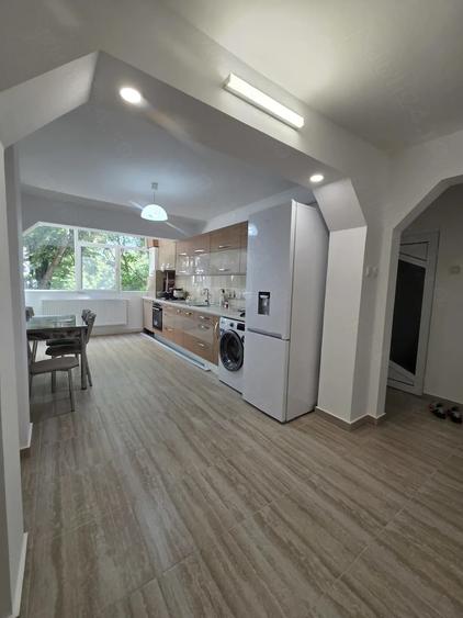 Apartament cu 3 camere semidecomandat în Viziru 1