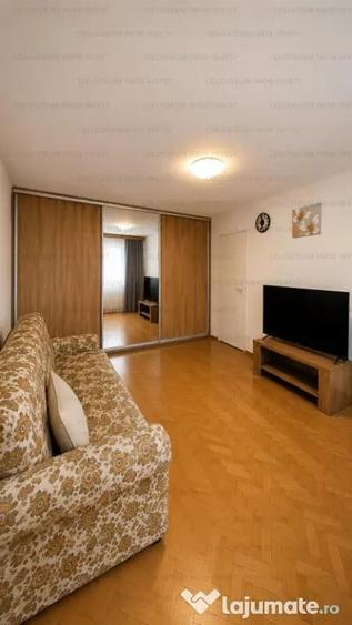 Apartament cu 3 camere semidecomandat în Florilor