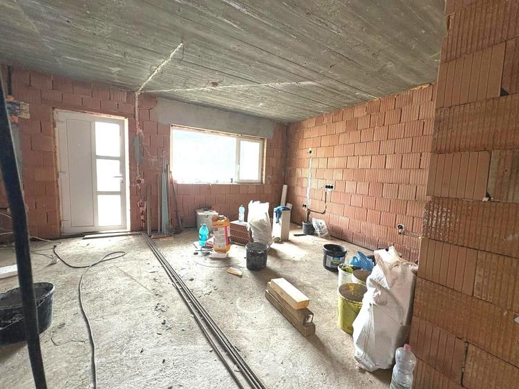 Duplex cu 3 camere cu Canalizare în Est