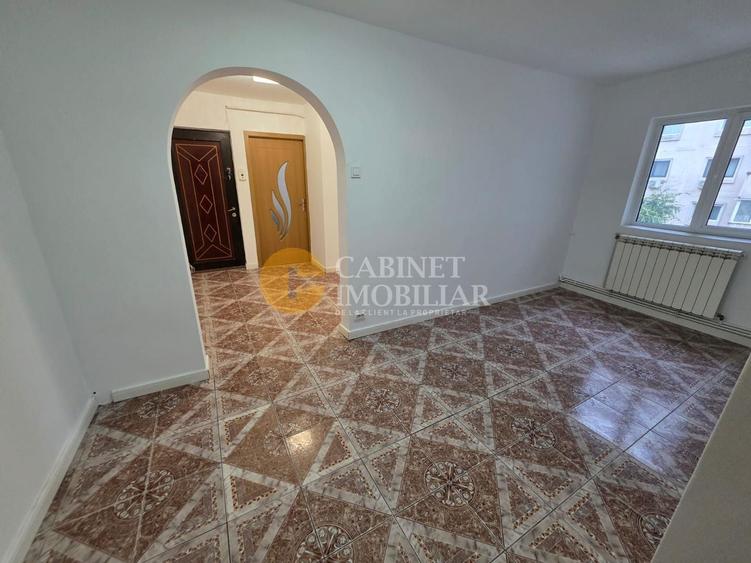 Apartament cu 3 camere semidecomandat în Alexandru cel Bun