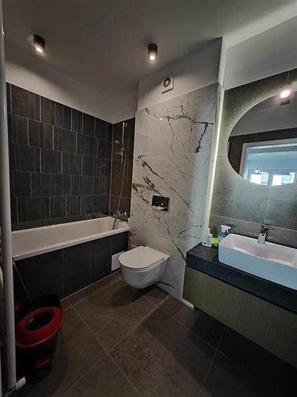 Apartament cu 3 camere decomandat, mobilat în Tractorul