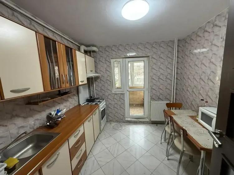 Apartament cu 3 camere decomandat, mobilat în Sebastian