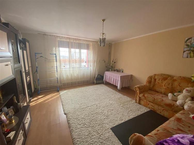 Casă individuală cu 9 camere cu Teren 2892 Mp în Iaz