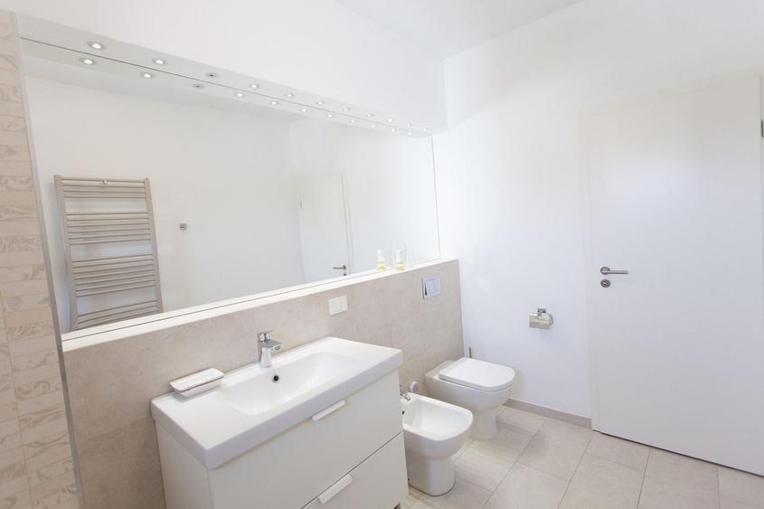 Apartament cu 3 camere decomandat, mobilat în P-ța Victoriei
