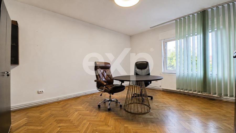 Apartament cu 3 camere decomandat în Tractorul