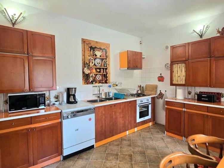 Casă cu 6 camere cu Teren 1632 Mp în Central