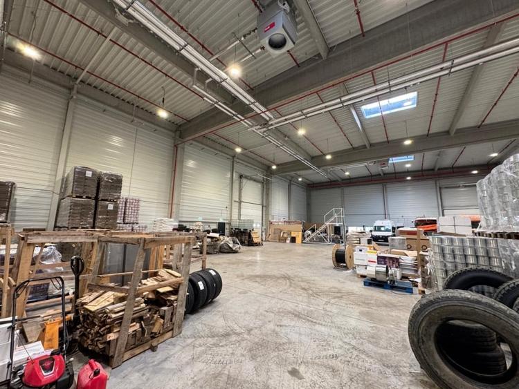 Spațiu industrial, de 1,000 mp, în Tractorul