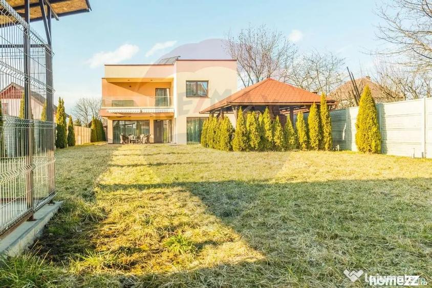 Casă cu 7 camere cu Teren 1071 Mp în Central