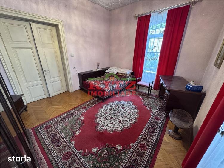 Casă cu 7 camere cu Teren 938 Mp în Central