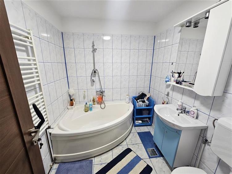 Apartament cu 3 camere semidecomandat, mobilat în Micro IV