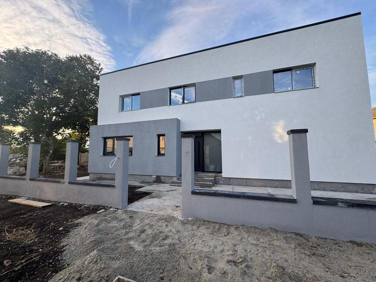 Casă cu 5 camere cu Teren 440 Mp în Cumpăna