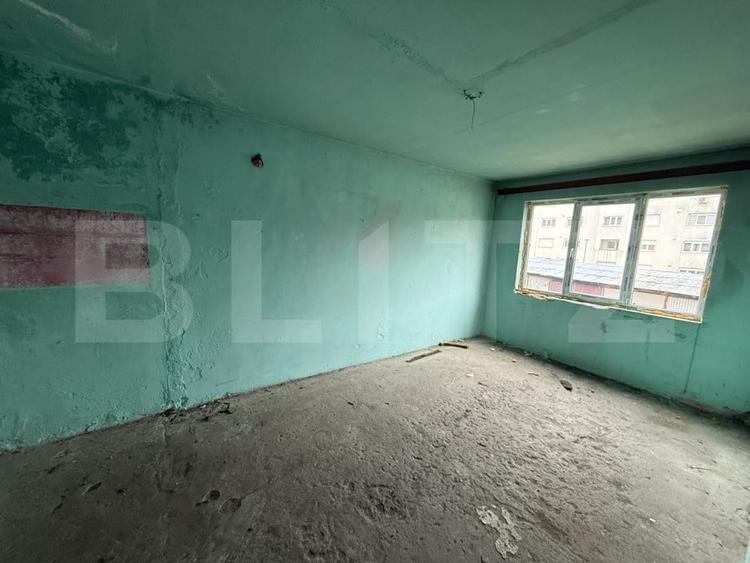 Apartament cu 56 camere decomandat în Cugir
