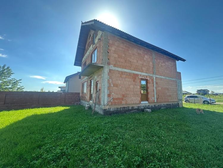 Casă individuală cu 4 camere cu Teren 657 Mp în Micești