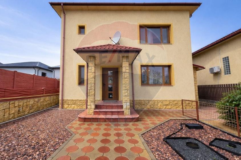 Casă cu 5 camere cu Teren 390 Mp în Lumina