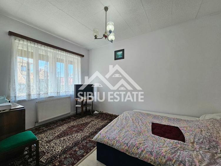 Duplex cu 5 camere cu Canalizare în Orașul de Jos