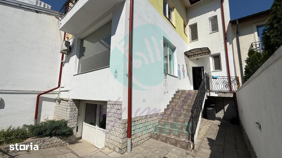 Casă cu 8 camere cu Teren 300 Mp în Moșilor