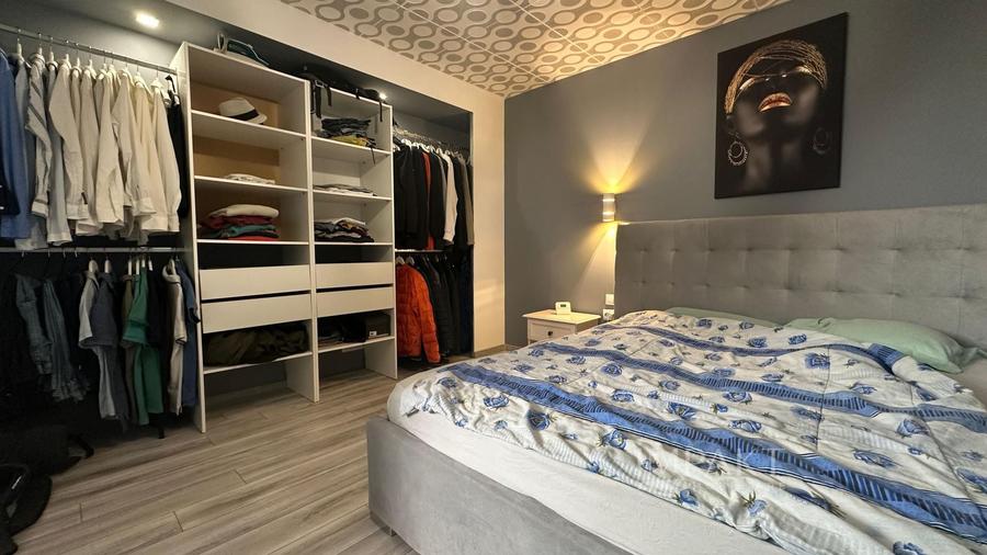 Casă individuală cu 10 camere decomandat cu Canalizare în Central