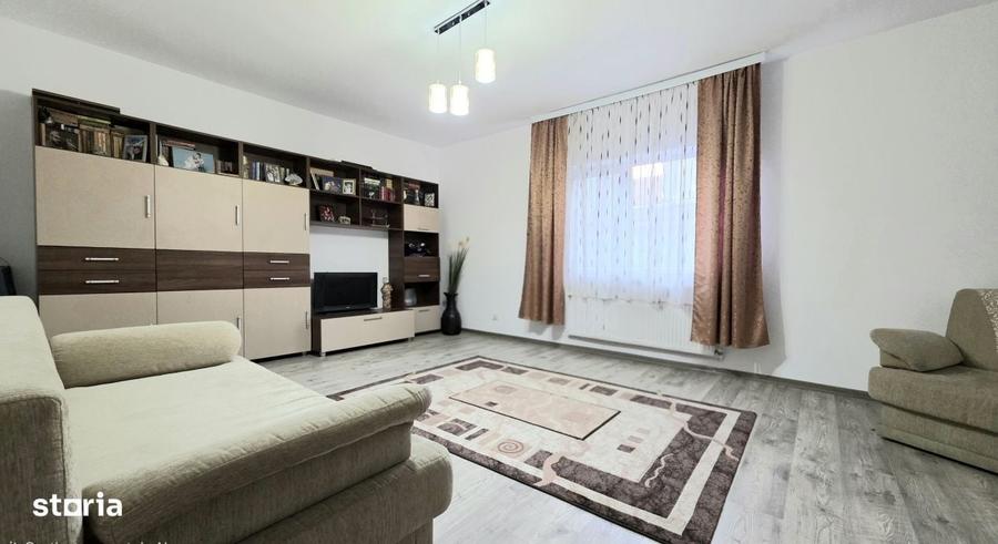 Casă cu 4 camere decomandat în Central