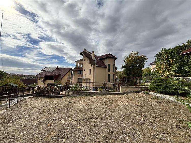 Casă cu 20 camere cu Teren 1150 Mp în Spitalul Județean
