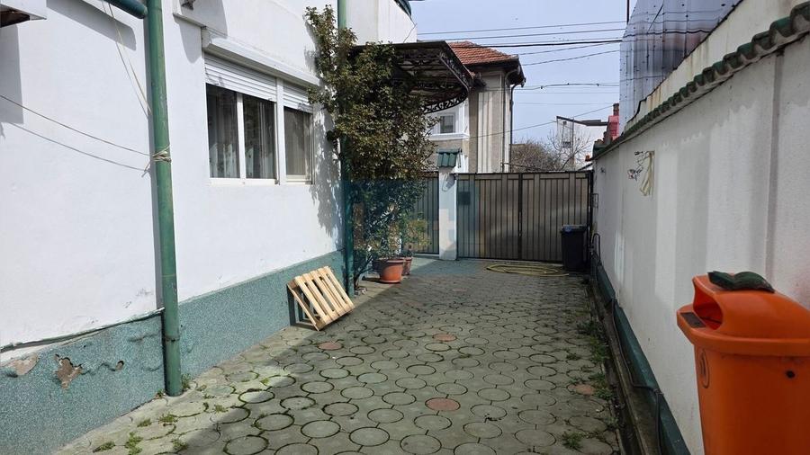 Casă cu 8 camere cu Canalizare în Central