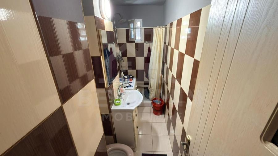 Apartament cu 3 camere semidecomandat în Craiovița Nouă