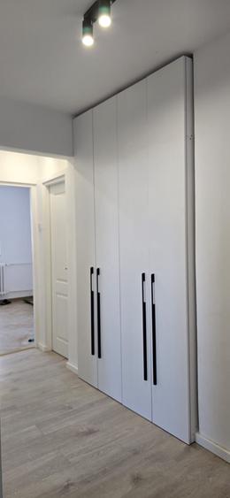 Apartament cu 3 camere decomandat în Titan