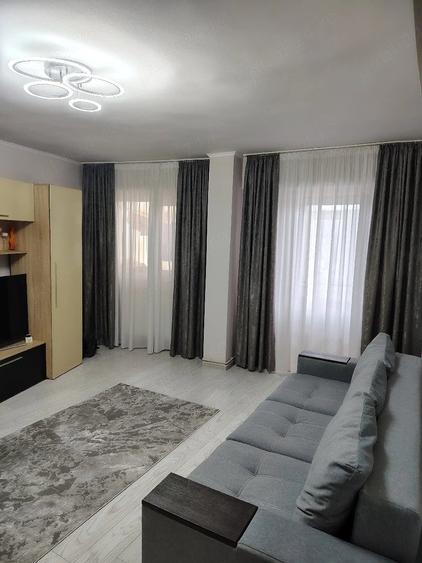 Apartament cu 3 camere decomandat în Est
