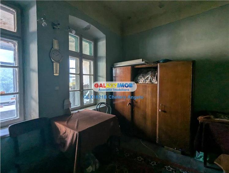 Casă cu 8 camere cu Teren 293 Mp în Unirii