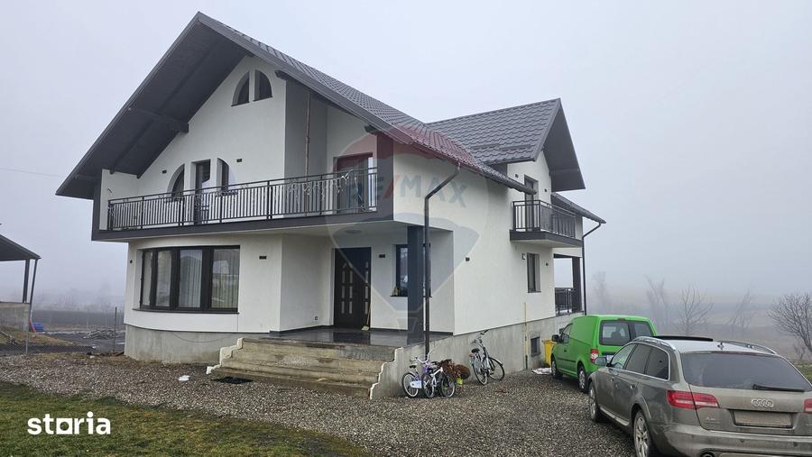 Casă cu 5 camere cu Teren 2500 Mp în Moara