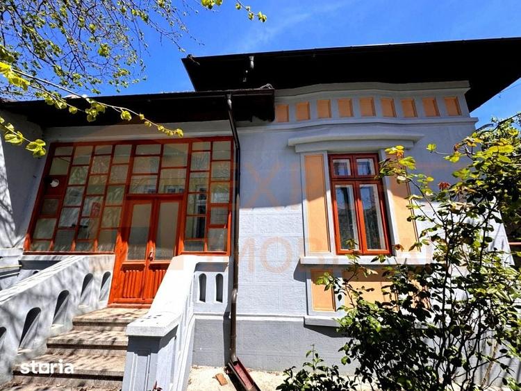 Casă cu 8 camere cu Teren 274 Mp în Tomis II