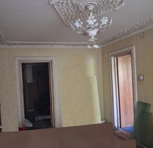 Apartament cu 3 camere semidecomandat în Berceni