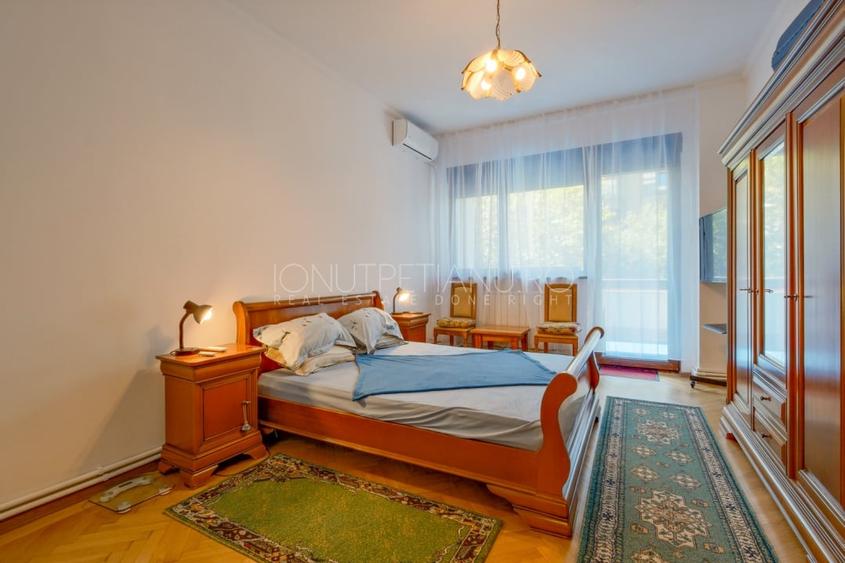 Apartament cu 5 camere semidecomandat, mobilat în Polonă