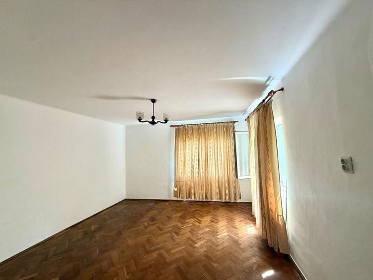 Casă cu 4 camere în Chercea